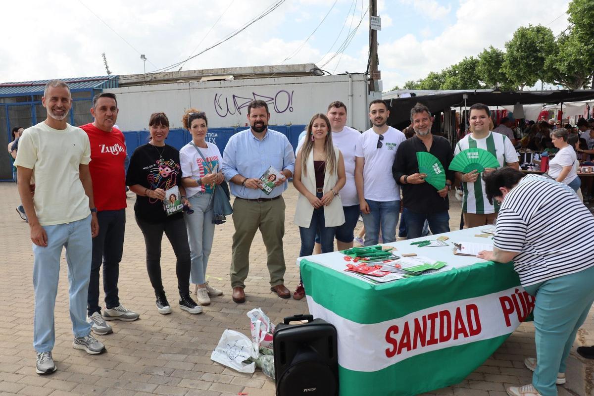 Participantes en el reparto electoral del PSOE este domingo.