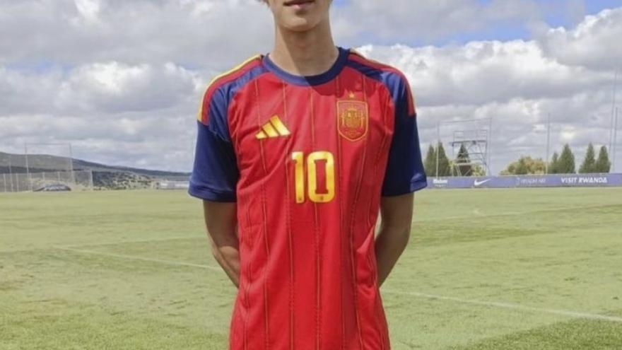 David Sueiro luce el 10 con la Selección Española Sub-16