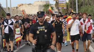 Vecinos de Ceuta protestan ante la Delegación del Gobierno por el alojamiento de migrantes