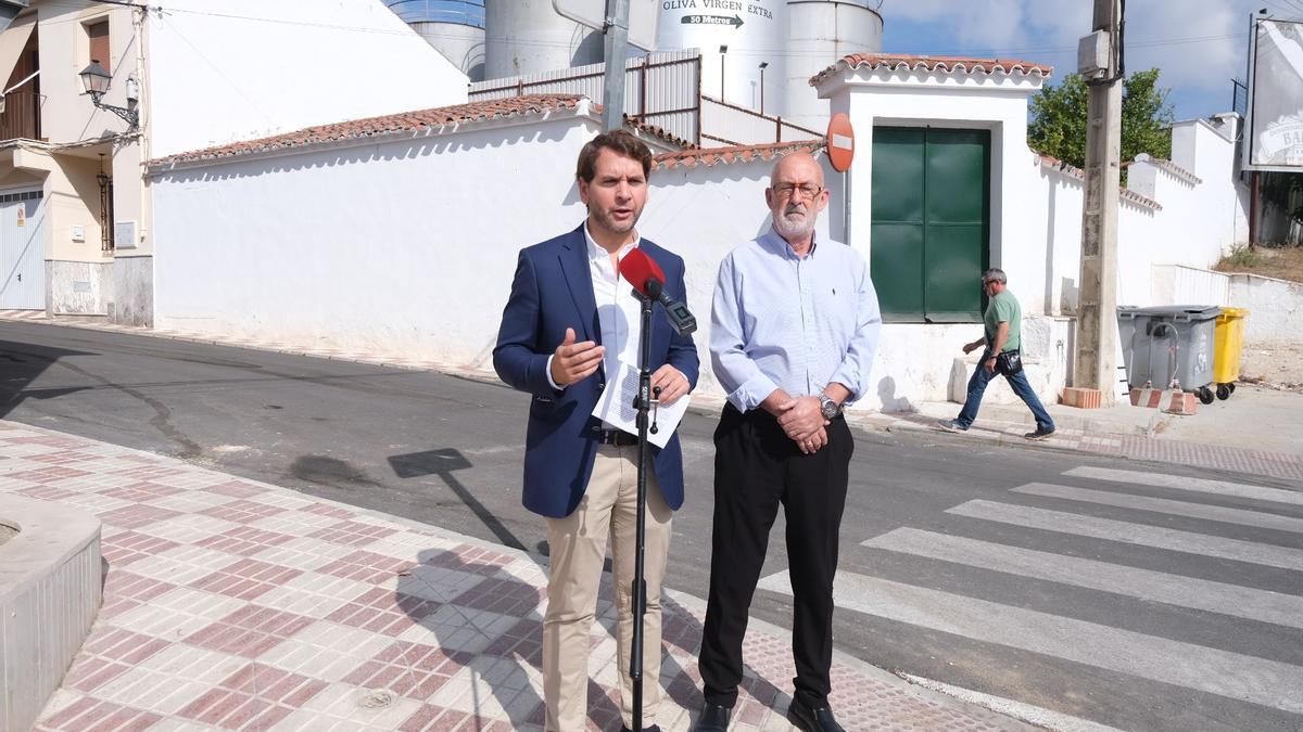 Fernando Priego y Alfonso Vergillos informan de la actuación en la calle Rey Melchor.