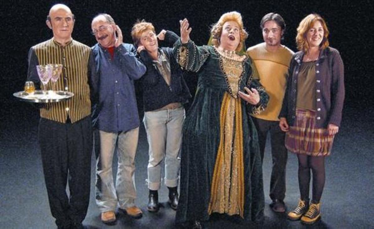 El tintinòleg Joan Barril i Joan Ollé, disfressats de Castafiore i Néstor amb l’equip deL’illa del tresor. El tintinòleg Joan Barril i Joan Ollé, disfressats de Castafiore i Néstor amb l’equip deL’illa del tresor.