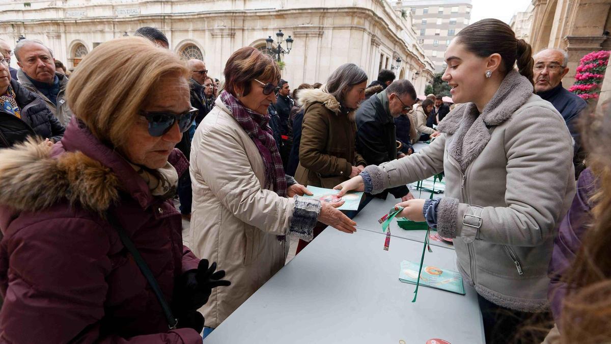 Reparto del 'llibret', de cintas y de la pulsera de las fiestas de la Magdalena.