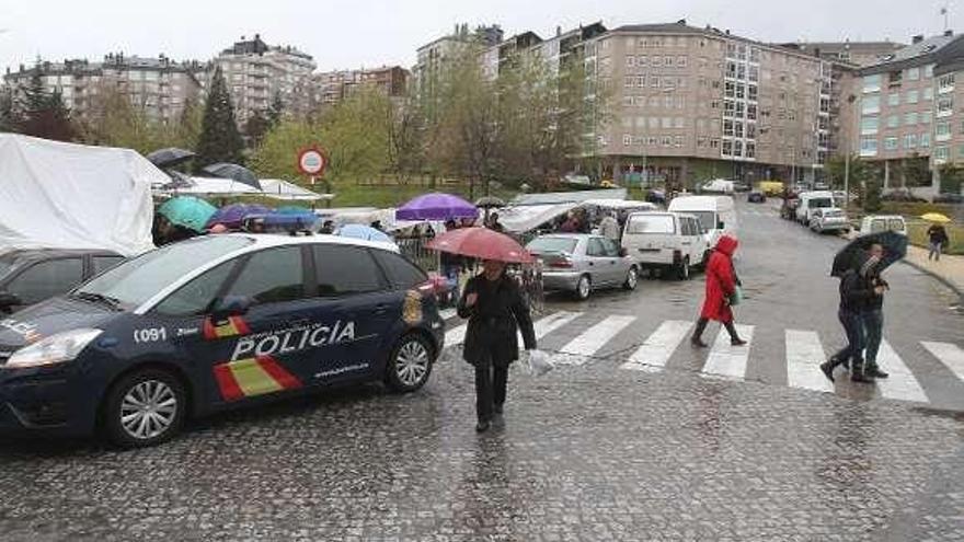 Una patrulla policial de Seguridad Ciudadana vigila la feria.  // Iñaki Osorio