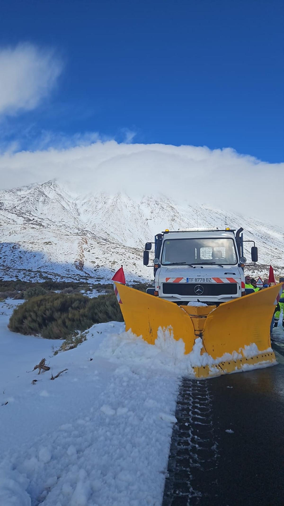 El manto blanco de metro y medio en el Teide
