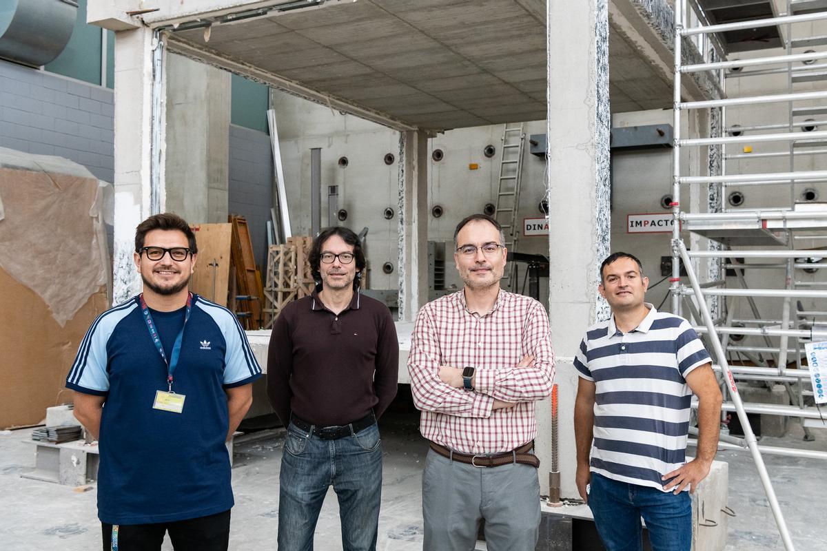 Luis Pallarés, con los brazos cruzados, y el resto del equipo del Icitech de la Politècnica ante el edificio 'probeta' construido para validar el sistema de aislamiento sísmico de tabiques de yeso.