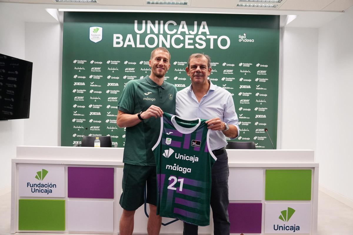 Juanma Rodríguez, con Matt Thomas.