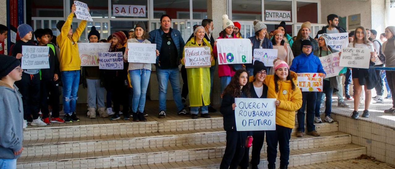 Los alumnos y profesores del IES Asorey se concentraron a las puertas del centro ataviados como de Greta Thunberg.