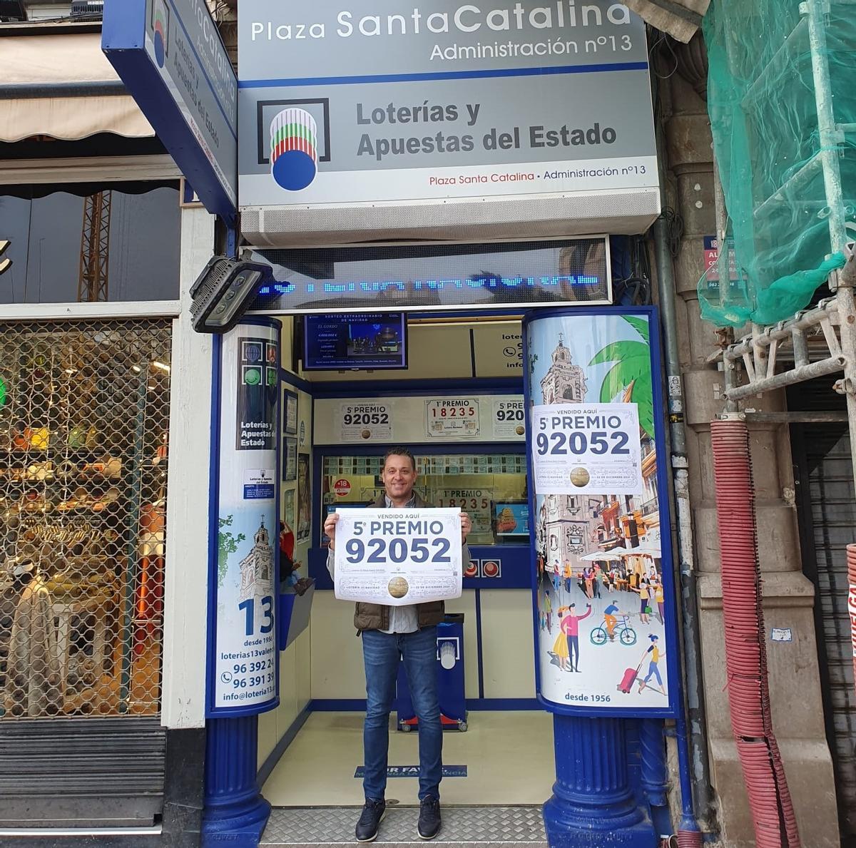 Un propietario de una administración de la Lotería con el quinto premio