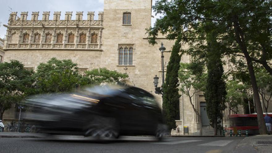 La Mesa de la Movilidad acuerda reducir el tráfico que «ataja» por Ciutat Vella