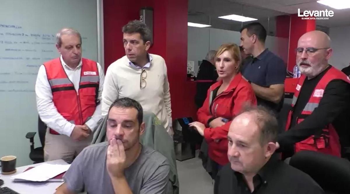 Carlos Mazón atiende las explicaciones de funcionarios y la exconsellera Salomé Pradas tras llegar al Centro de Coordinación de Emergencias a las 20.28 horas del 29 de octubre de 2024.