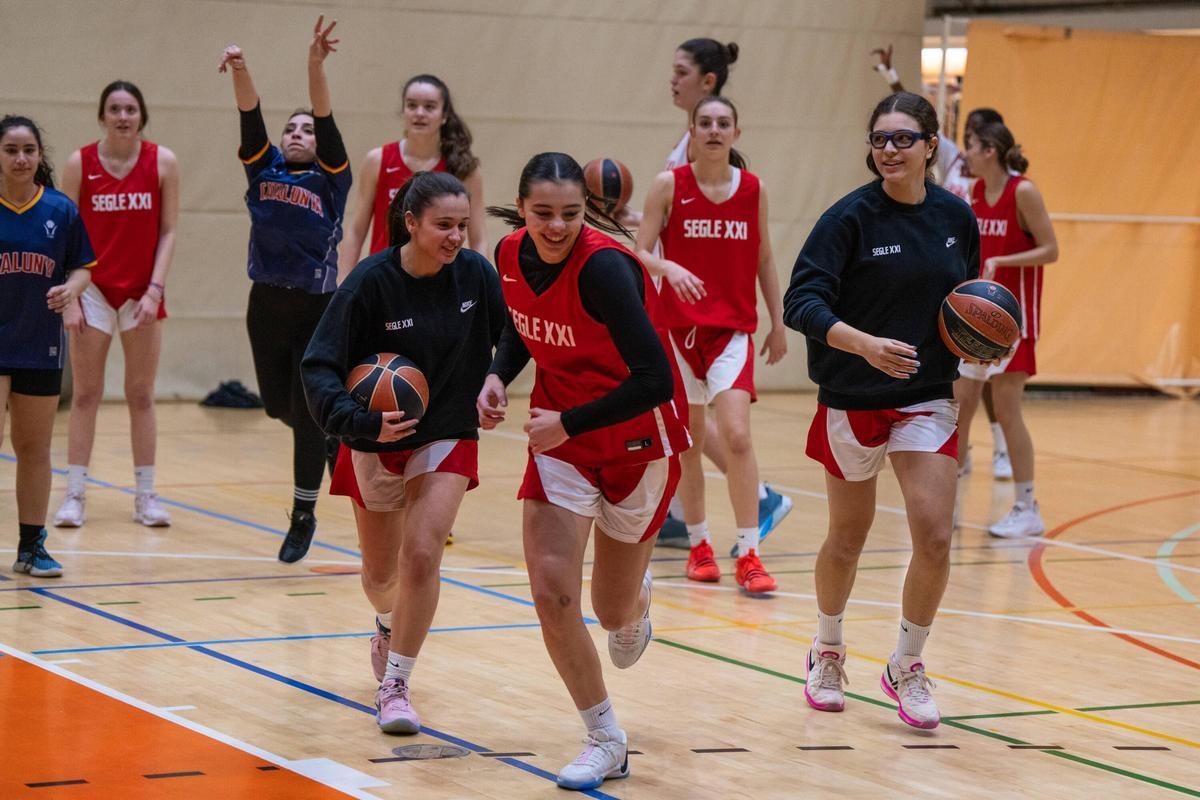 Jugadoras del primer equipo de baloncesto femenino del campo de refugiados de Shatila (Beirut), durante su visita a Esplugues.