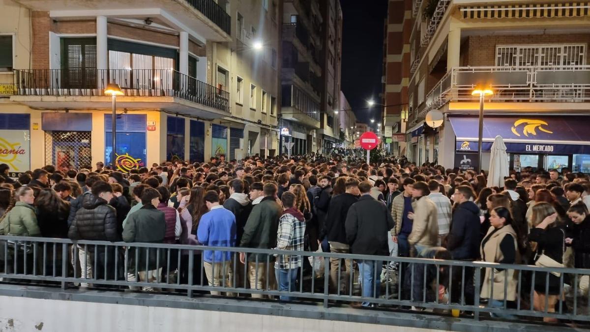 Cientos de jóvenes en el macrobotellón de la plaza de los Alféreces este jueves, víspera del día de Reyes.