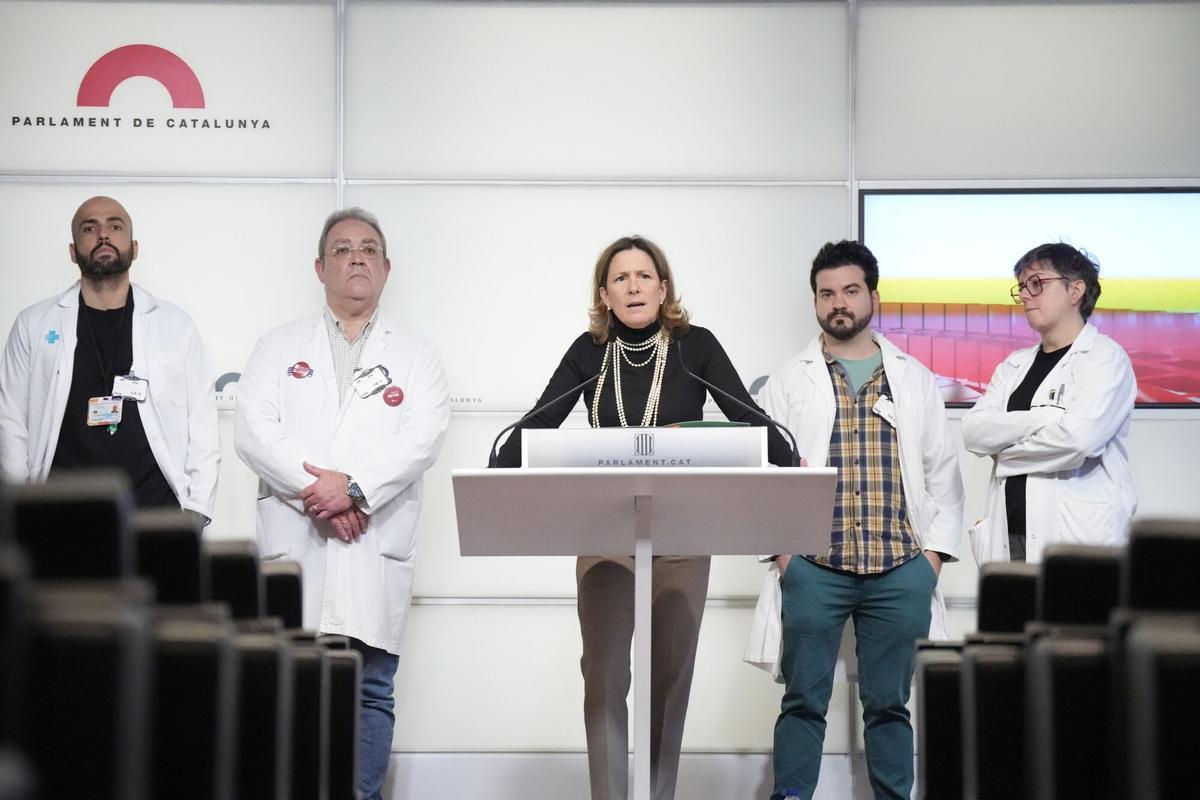 14/01/2026 La diputada de Vox en el Parlament, María García Fuster, ofrece una rueda de prensa durante la manifestación de Metges de Catalunya, a 14 de enero de 2026, en Barcelona, Catalunya (España). La manifestación ha sido convocada por Metges de Catalunya (MC) con motivo de las nuevas jornadas de huelga médica de los próximos días 14 y 15 de enero que afectan a todo el territorio español. Reclaman al Departamento de Salud la constitución de un espacio propio de negociación para el personal facultativo donde se pacten sus condiciones de trabajo, así como los aspectos asistenciales y organizativos de la atención médica que se presta a los pacientes. POLITICA David Zorrakino - Europa Press