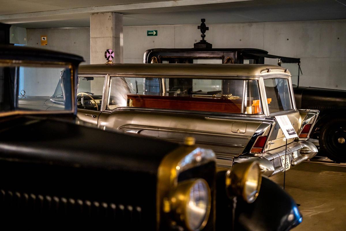 Los tres vehículos fúnebres a motor históricos que se muestran en la colección de carrozas del cementerio de Montjuïc, en Barcelona.
