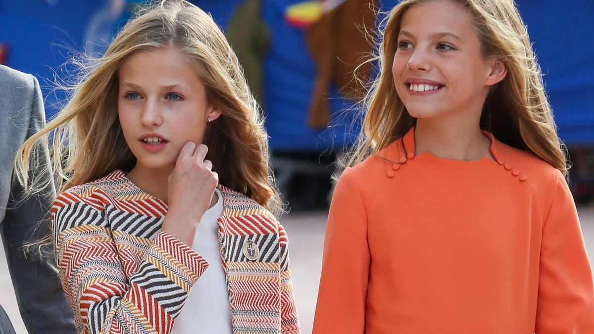 La princesa Leonor y la infanta Sofía con looks coordinados en su llegada a Oviedo antes de los Premios Príncipe de Asturias 2019