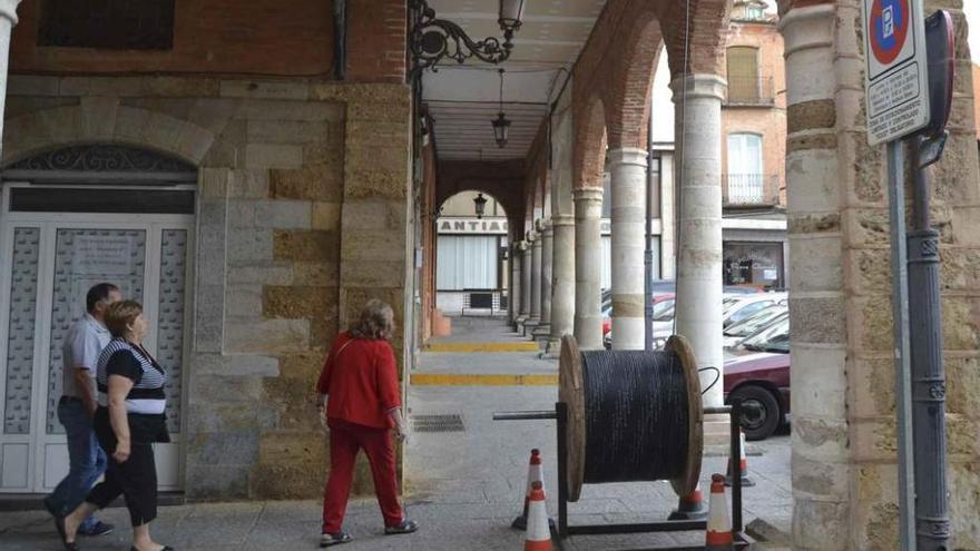 Instalación de fibra óptica en la Plaza Mayor de Benavente.