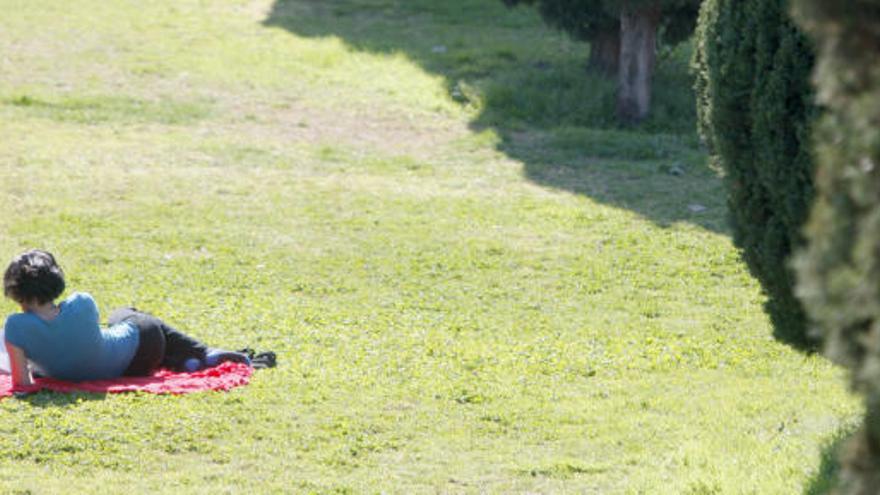 Gente tomando el sol.