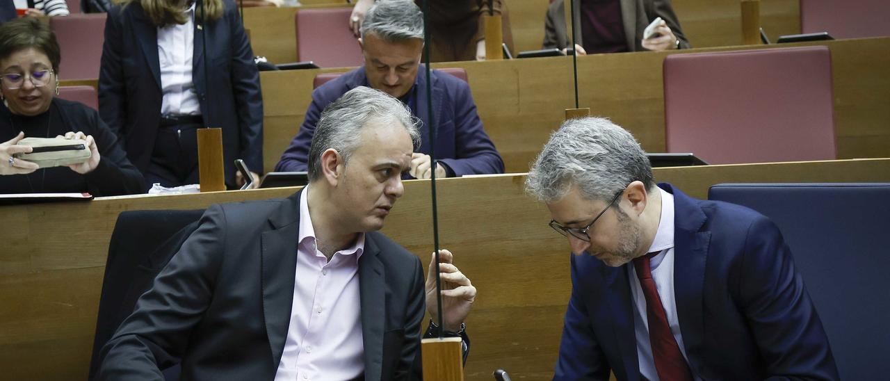 El vicepresidente Héctor Illueca (Podem) y el conseller Arcadi España (PSPV), el jueves en las Corts.