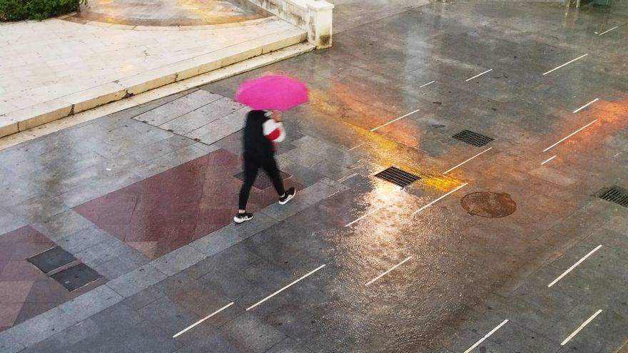 Una tormenta con aparato eléctrico descarga sobre Elche y los termómetros caen 6 grados