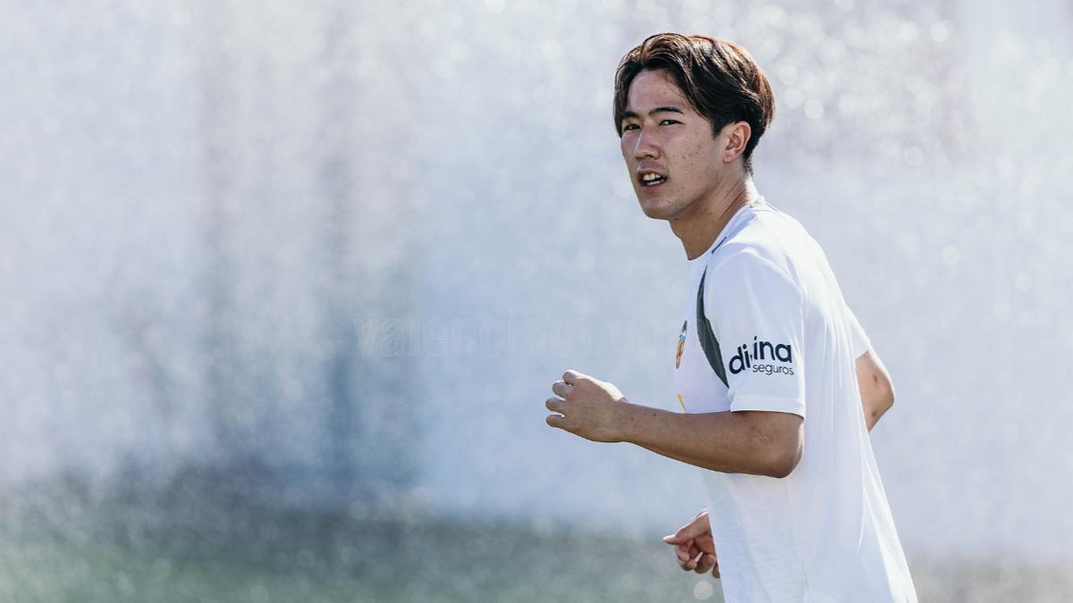 Sato, durante un entrenamiento con el Valencia en Paterna