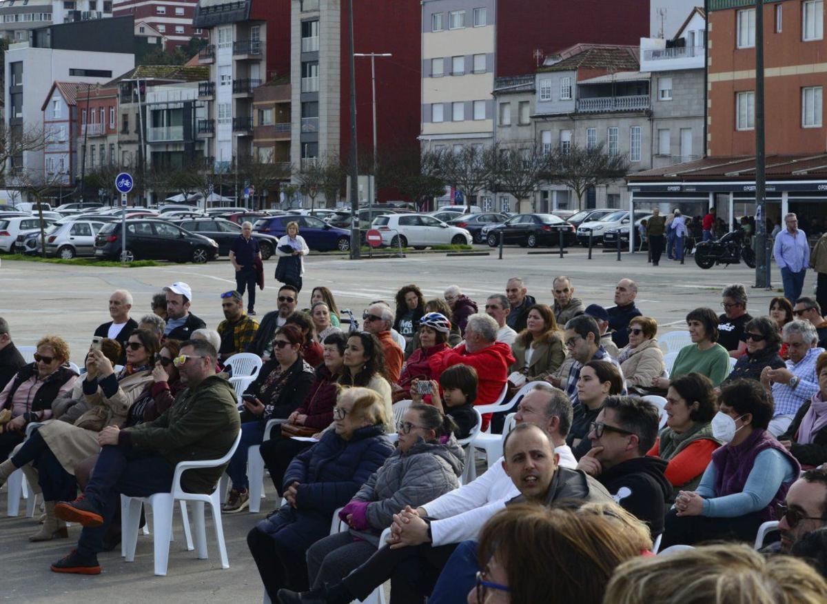 Asistentes, aprovechando la tarde soleada. | GONZALO NÚÑEZ