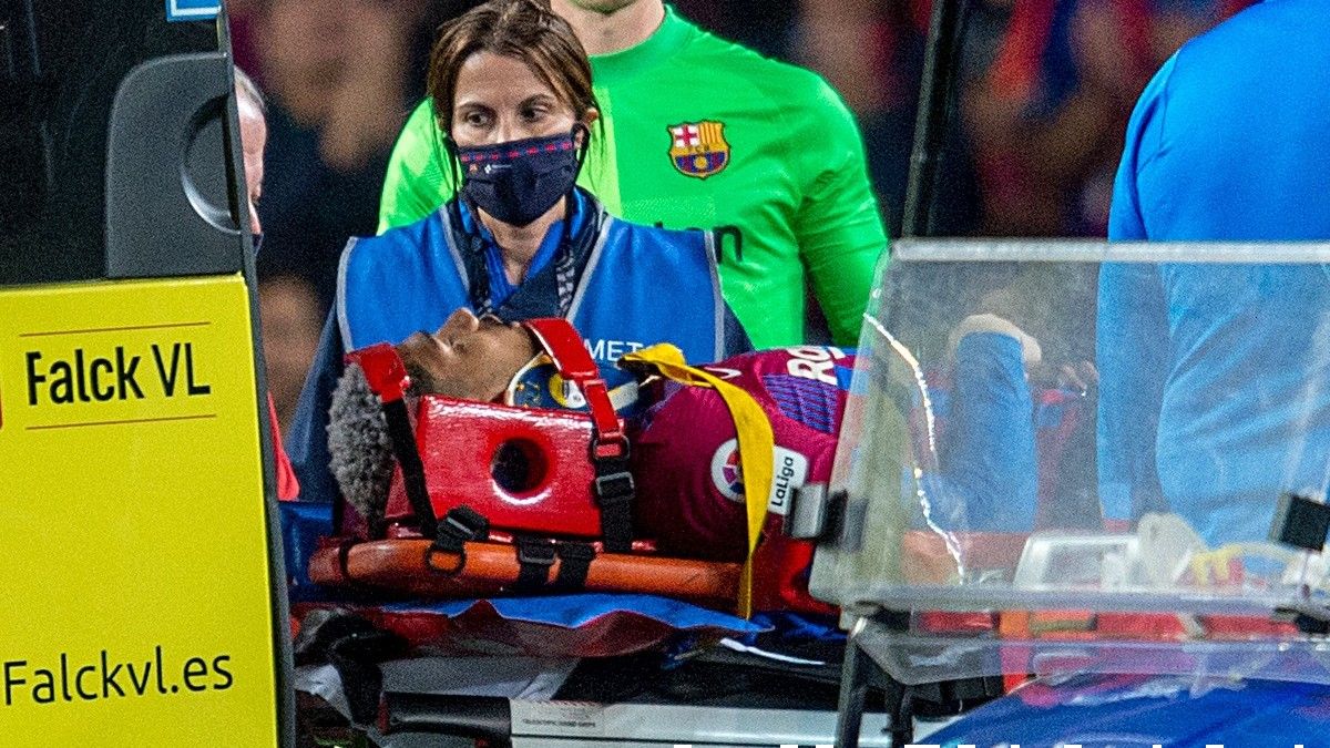 Araujo entra en la ambulancia tras el golpe que sufrió con Gavi en el Camp Nou.