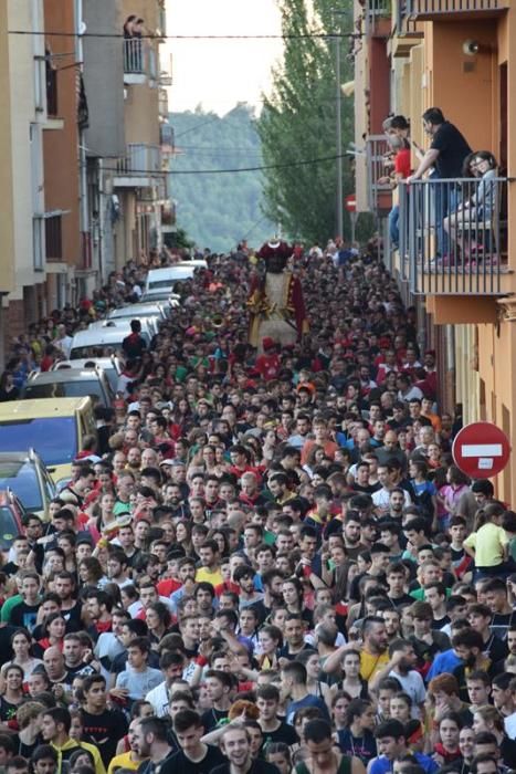 La plaça de Sant Pere s'omple en l'inici de la darrera passada de la Patum