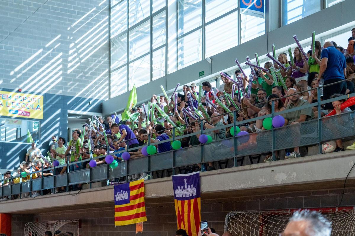 El filial del Palma contó con un buen número de seguidores apoyándoles desde la grada
