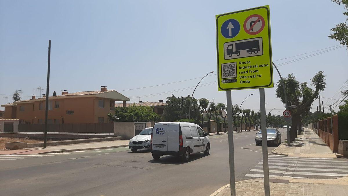 Algunos camioneros hacen caso omiso al cartel que instaló el Ayuntamiento de Vila-real y siguen las indicaciones del GPS.
