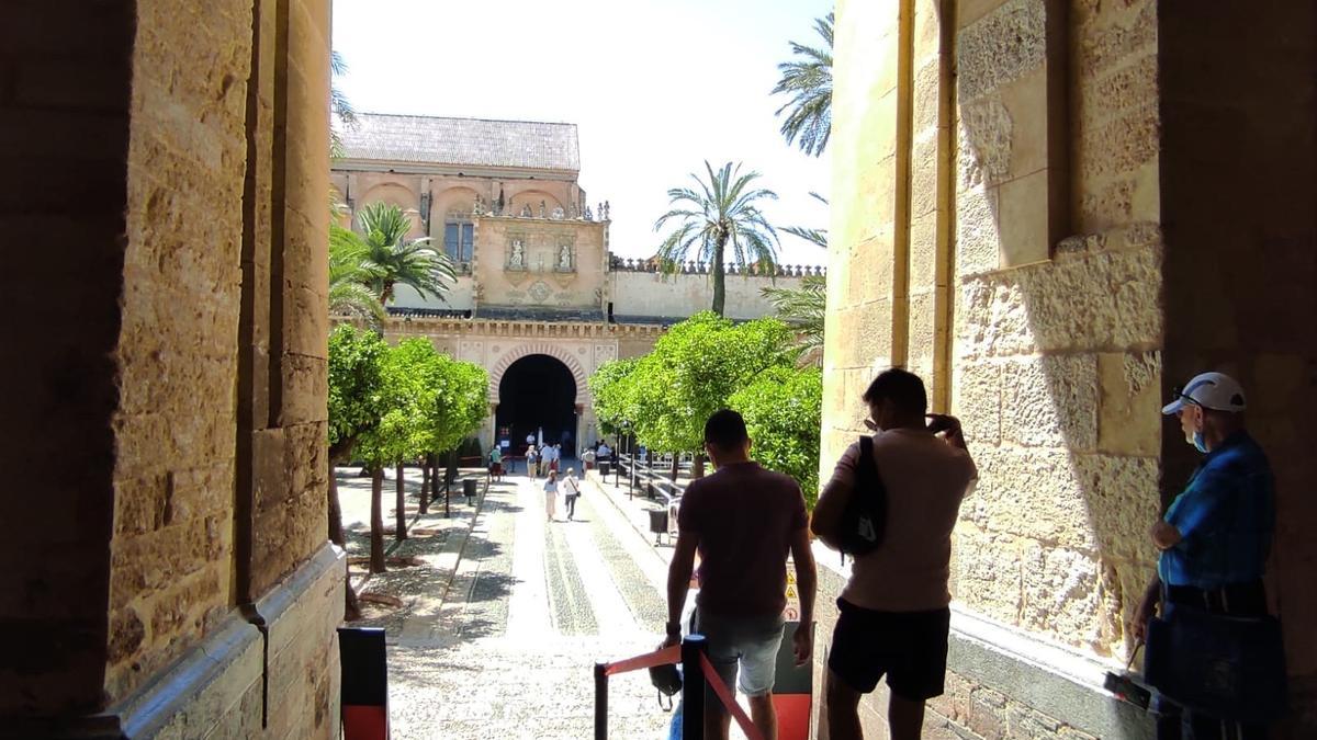 Turistas accediendo al Patio de los Naranjos de la Mezquita-Catedral de Córdoba.