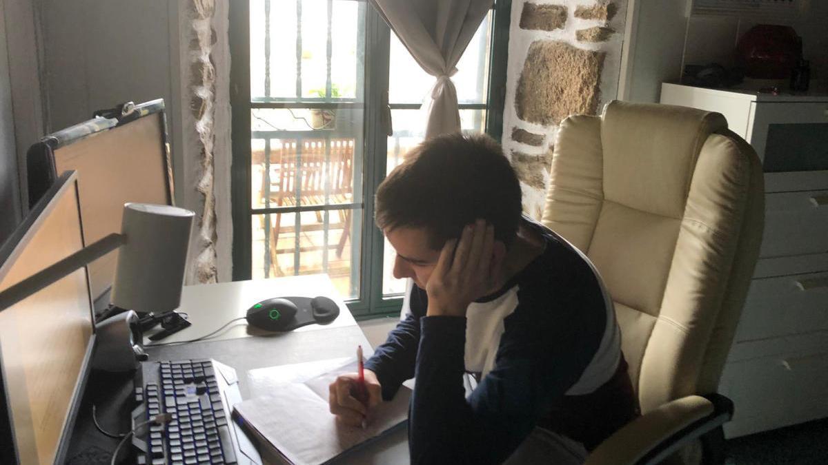 Daniel Couto, estudiando confinado en su casa de Santiago // FdV