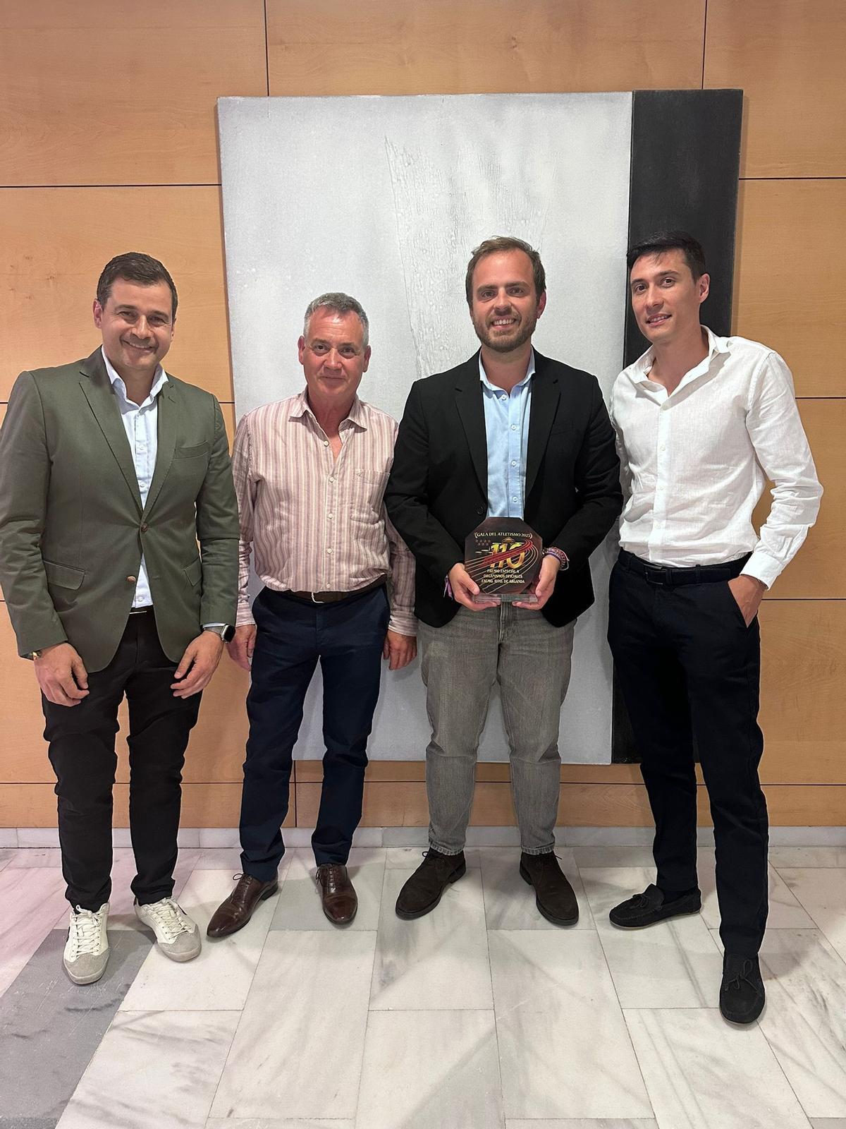 La delegación argandeña con el galardón.