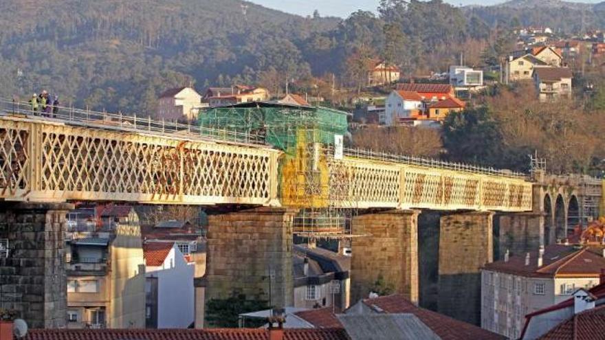Estado que presenta el viaducto antiguo de Redondela, con andamios para su restauración.  // Marta G. Brea