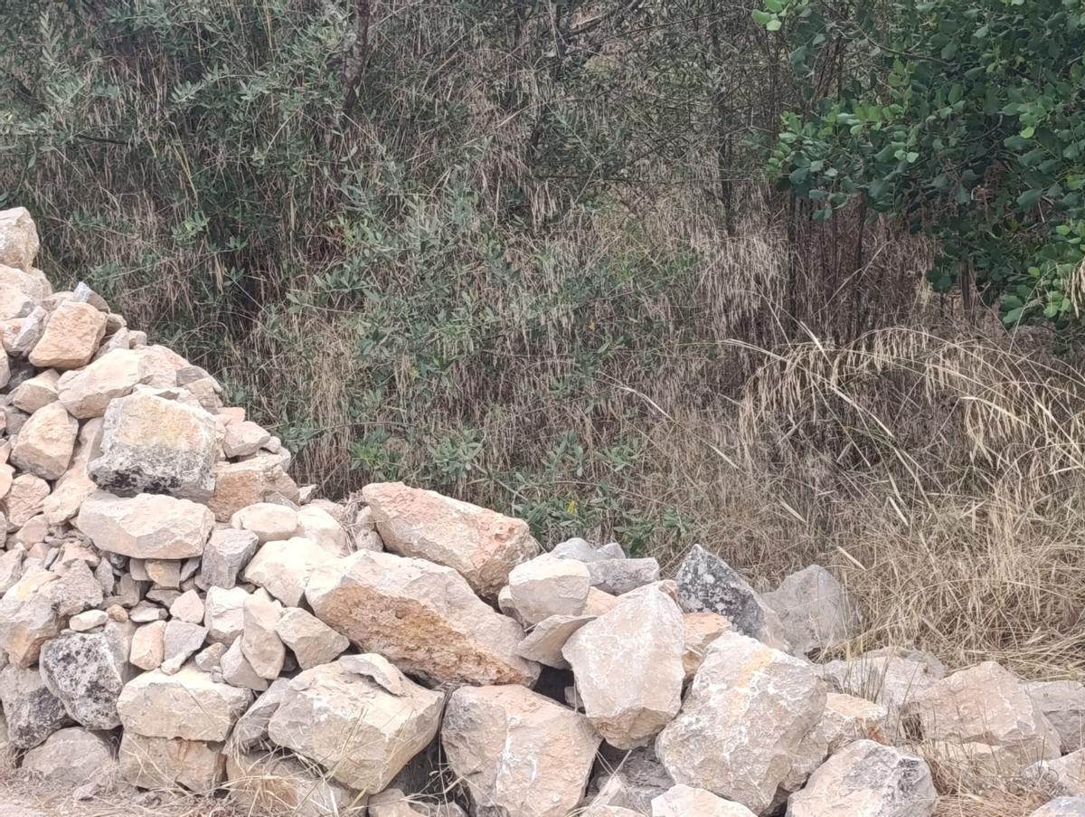 Muro caído de piedras en Sant Mateu.