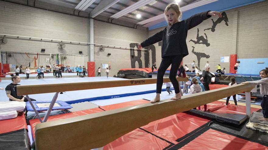 Una gimnasta del Club Acrobàtic Alt Empordà Move It, fent l’exercici a la barra d’equilibris, a les instal·lacions de Bot Gym.