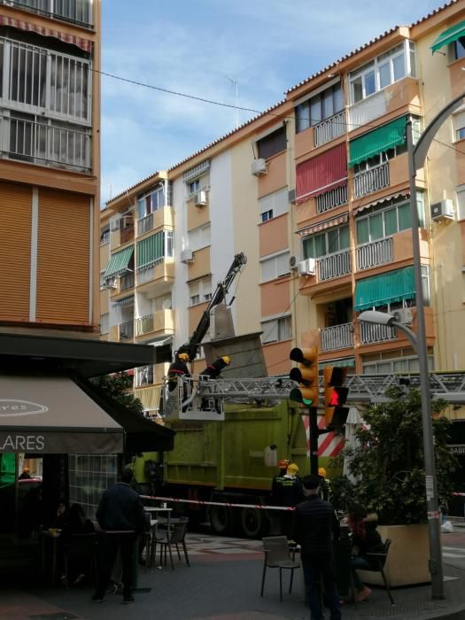 Bomberos liberan a un camión de Limasa del alumbrado navideño