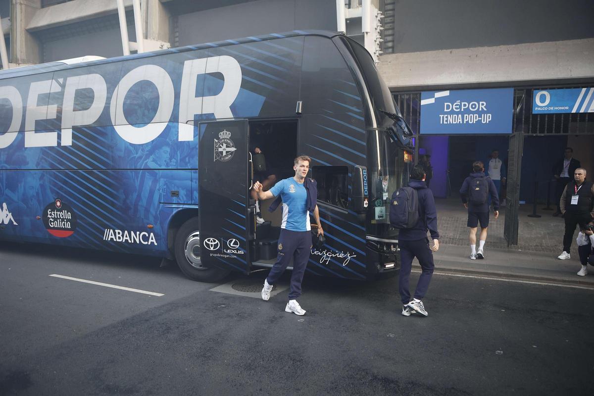 Así fue el recibimiento de la afición a la llegada del Deportivo en Riazor para el partido ante el Zaragoza