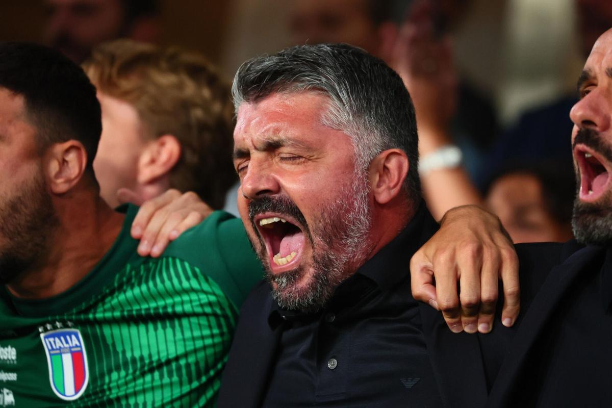 Gennaro Gattuso entona el himno de Italia en su debut como seleccionador frente a Estonia.