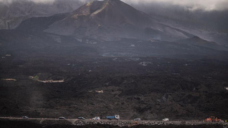 Carretera La Laguna-Las Norias sobre las coladas del volcán Tajogaite