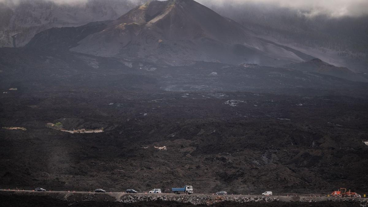 Caminones y coches transitan por la nueva carretera que cruza la colada de norte a sur. | | ANDRÉS GUTIÉRREZ