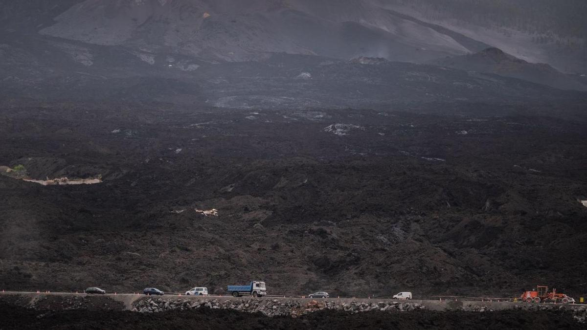 Carretera La Laguna-Las Norias sobre las coladas humeantes del volcán Tajogaite, en La Palma