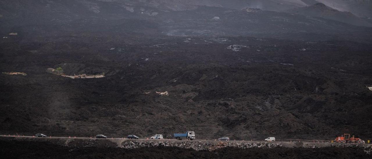 Carretera La Laguna-Las Norias sobre las coladas humeantes del volcán Tajogaite, en La Palma