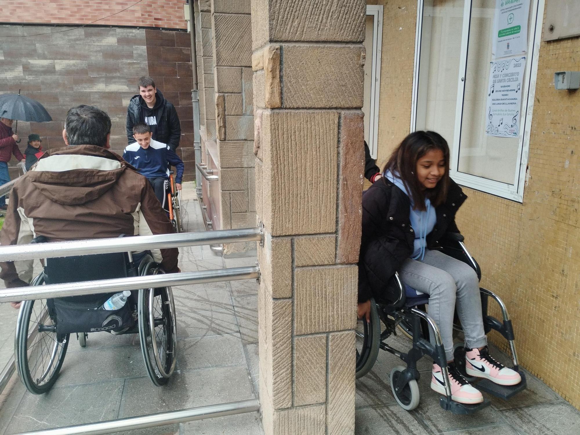 Así fue el paseo en silla de ruedas de los estudiantes del IES de Llanera