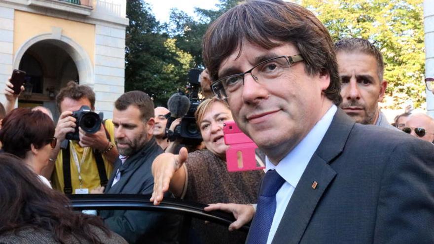 Puigdemont just en el moment de pujar al cotxe a la Plaça Independència de Girona aquest dissabte.