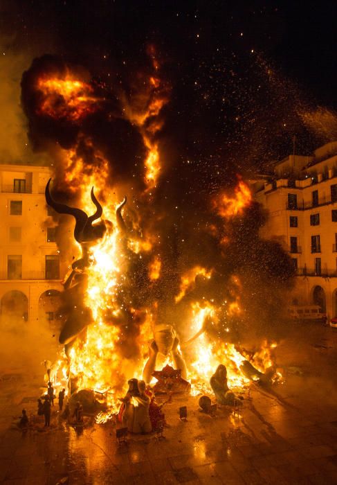 Alicante se rinde al fuego en su noche grande con la Cremà.