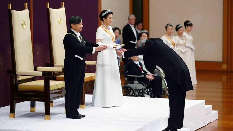 El nuevo emperador Naruhito y la emperatriz Masako, en su primera audiencia después de la ceremonia de Adhesión al Trono, en Tokio. // Efe