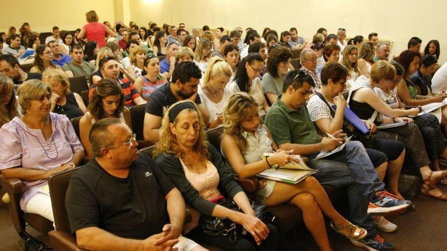 Los maestros, durante la adjudicación de plaza.