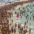 Sobredosis de turismo: playa de Benidorm atestada de bañistas
