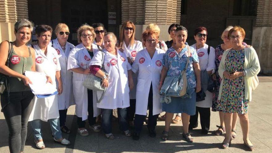 Las trabajadoras del servicio de ayuda a domicilio llevan su causa al pleno