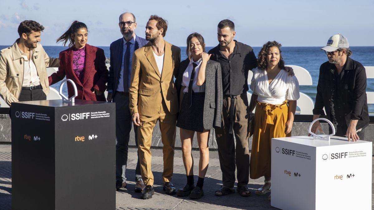 El plantel de actores de los ’Girasoles silvestres’, junto al director Jaime Rosales (tercero por la izquierda).